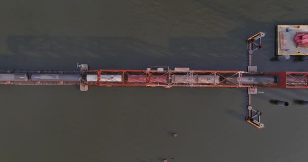 在路易斯安那州查尔斯湖的卡尔卡西厄河上行驶的火车鸟瞰图 — 图库视频影像