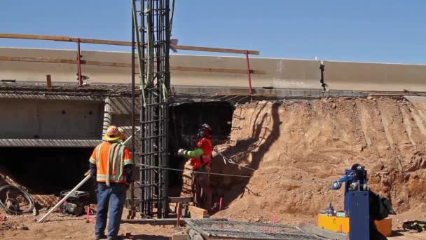 Construction Workers Guiding Rebar Column Place Highway Bridge Pillar — Vídeos de Stock