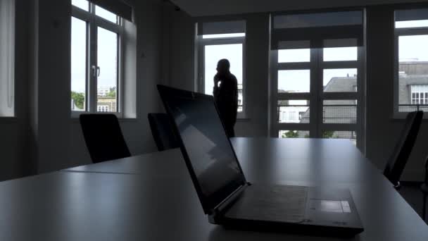 Silhouette Férfi Beszél Mobil Séta Vissza Negyedik Megvilágítatlan Tárgyalóteremben Nyitott — Stock videók