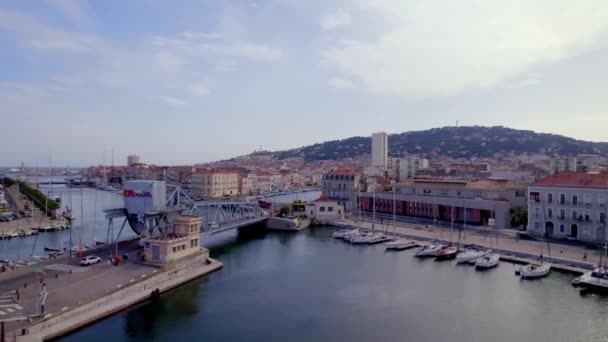 从无人驾驶飞机俯瞰法国南部的萨特镇及其港口 桥梁和典型房屋 背景中的城市与大海的山景 — 图库视频影像