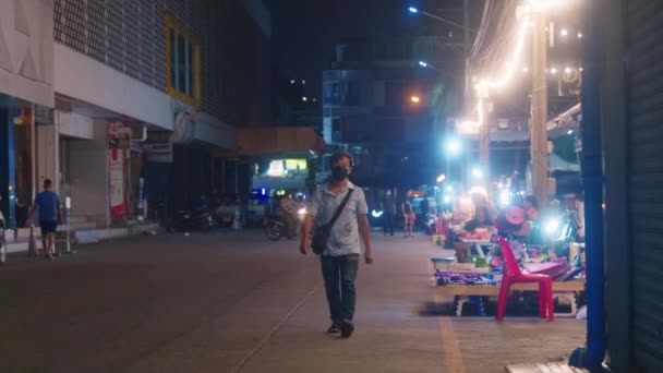 4K在泰国曼谷的一条随意宁静的街道上 人们在夜间与他们的日常生活一起漫步的电影城市风景镜头 — 图库视频影像
