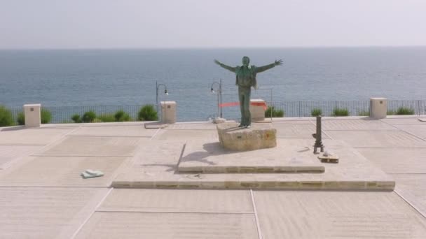Slow Aerial Flyover Statue Man His Hands Raised Polignano Mare — Vídeo de stock