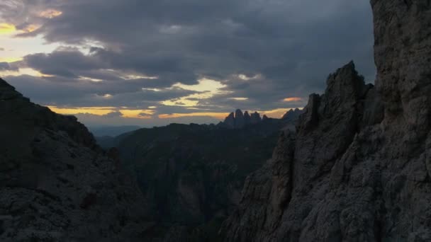새벽이 가데나 산맥의 사이를 지나는 바위투성이의 골짜기를 정면으로 내려다본 — 비디오
