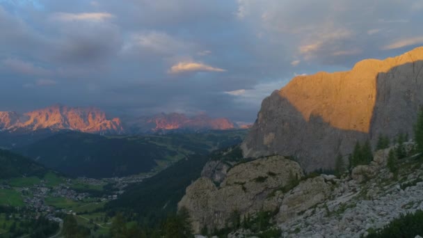 Impresionante Paisaje Iluminado Montaña Rocosa Del Tirol Del Sur Vista — Vídeos de Stock