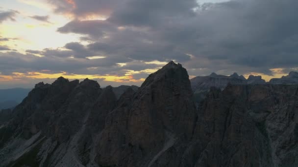 South Tyrol Val Gardena Dağlarının Engebeli Zirvesinde Çarpıcı Bir Gündoğumu — Stok video