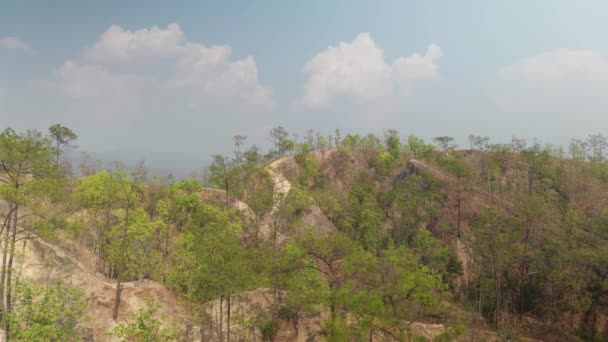 パイ峡谷の穏やかな景色の4Kシネマティックな風景映像 日当たりの良い日にタイ北部のパイで壮大な渓谷の景色を提供する 狭く棚田のあるハイキングコース — ストック動画