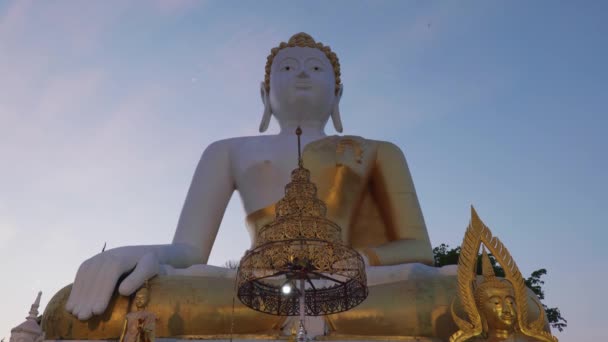 Κινηματογραφικό Θρησκευτικό Ταξίδι Πλάνα Από Ένα Γιγαντιαίο Άγαλμα Του Βούδα — Αρχείο Βίντεο