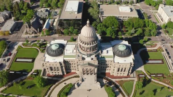 Spouštím Letecký Záběr Budovy Idaho State Capitol — Stock video