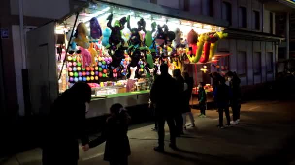 Atraksi Permainan Adil Malam Hari Untuk Menembak Anak Panah Pada — Stok Video