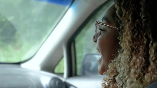 Όμορφο Κορίτσι Γυαλιά Ένα Αυτοκίνητο Χαμογελάει Και Μιλάει — Αρχείο Βίντεο