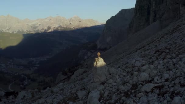 Aerial View Male Balancing Sunlit Boulder South Tyrol Val Gardena — Stockvideo