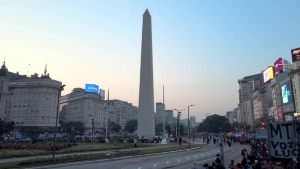 共和国广场上的Piqueteros抗议 在El Obelisco张贴标语的群众 无人驾驶飞机 — 图库视频影像