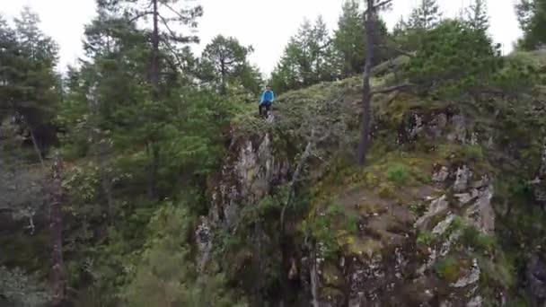 Zoomare Tizio Seduto Sul Bordo Del Cratere Mezzo Alla Foresta — Video Stock