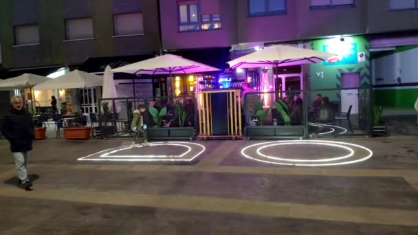 Nightlife Pubs Bars Terraces People Street Walking Camera Shot Turning — Video Stock