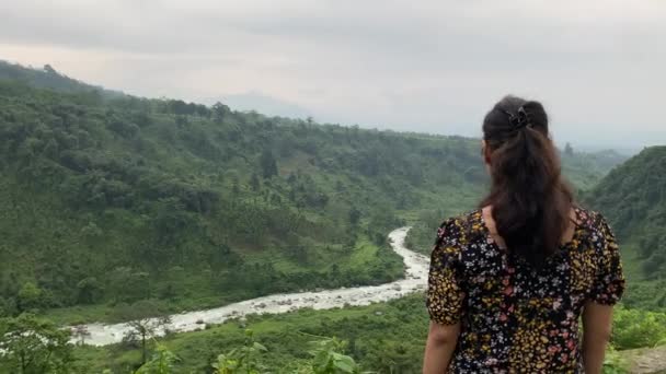 Rear View Young Indian Girl Watching Mountain River Stream Hill — Vídeo de stock