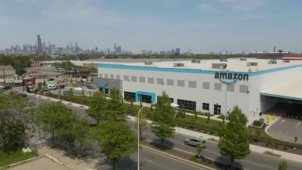 Cinematic Establishing Shot Amazon Warehouse Com Arranha Céus Chicago Segundo — Vídeo de Stock