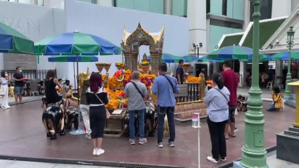 Believers Praying Altar Erawan Shrine Sculpture Four Face Buddha Bangkok — ストック動画