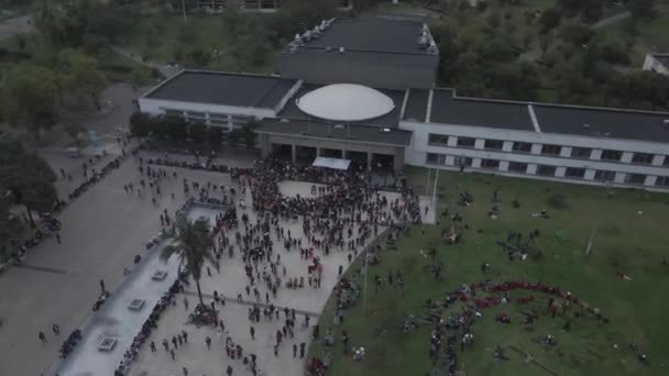 Vista Aérea Manifestantes Indígenas Quito Ecuador Universidad Central Huelga Nacional — Vídeo de stock