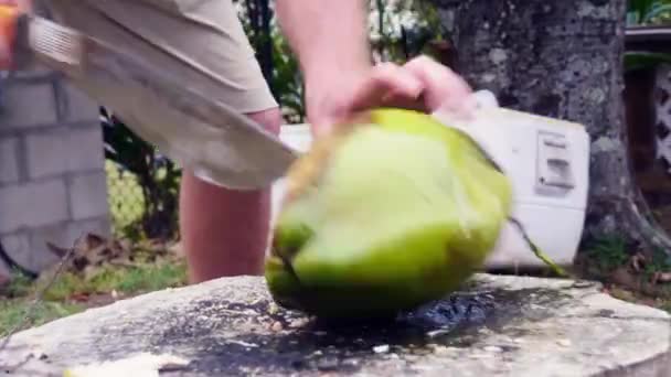 Man Cuts Open Coconut Machete — Vídeo de Stock