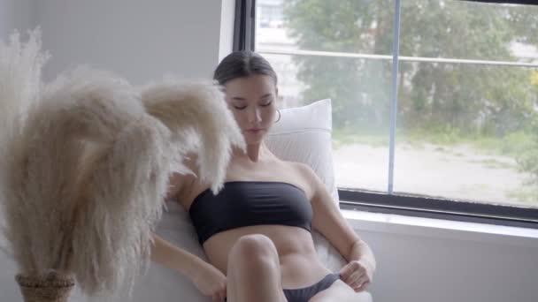 Model Her Mid Twenties Leaning Cozy White Couch Aesthetic Pampas — Stok video