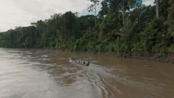 Εναέρια Λήψη Του Αμαζονίου Ποταμού Και Πυκνό Δάσος Μικρό Σκάφος — Αρχείο Βίντεο