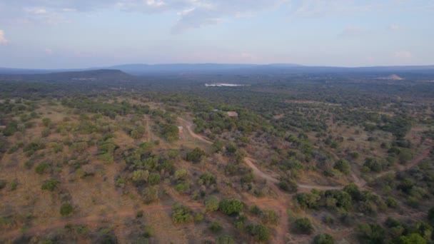 Güneşli Bir Öğleden Sonra Afrika Düzlüklerindeki Bir Çiftlik Binasının Hava — Stok video