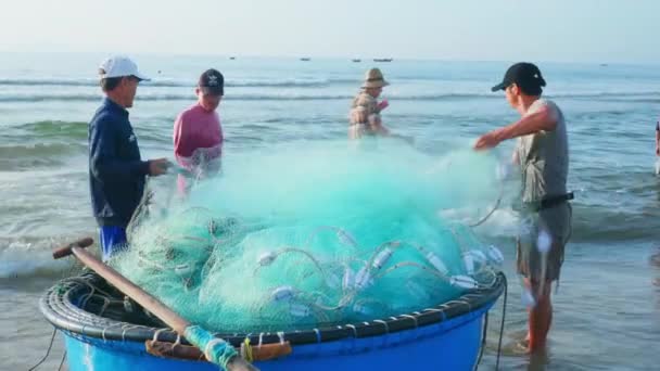 Shot Fishermen Busy Pulling Fishing Net Coracle Boat Preparing Next — Stock video
