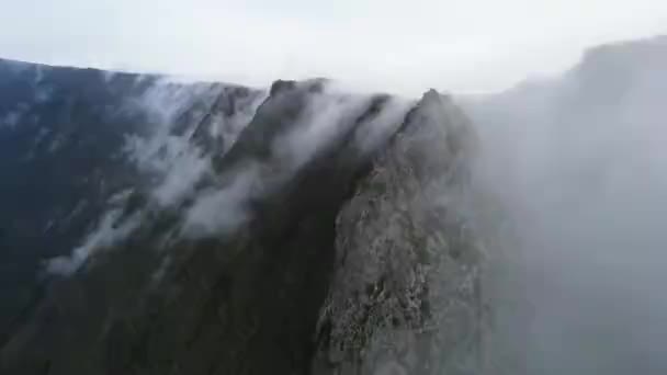 Drone Filmato Montagna Passando Una Roccia Con Nuvole Vicino Una — Video Stock