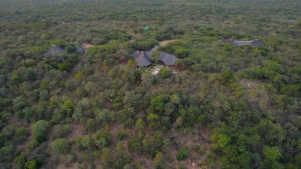 Aerial Shot African Lodges Primary Savannah Landscape — Stockvideo