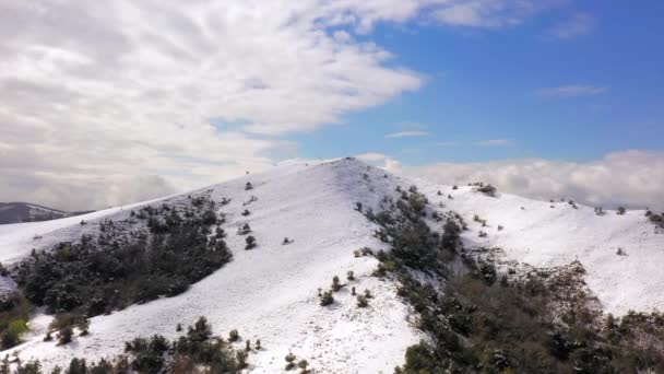 Flyover Kolitza Mount Snowy Peak Revealing Wilderness Mountain Landscape Biskaia — Vídeo de Stock