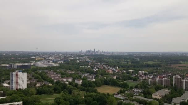 Luchtbeelden Van Het Stadsgezicht Van Frankfurt Main Een Bewolkte Lentedag — Stockvideo