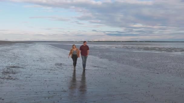 Couple Walking Beach Kenai Alaska — Video Stock