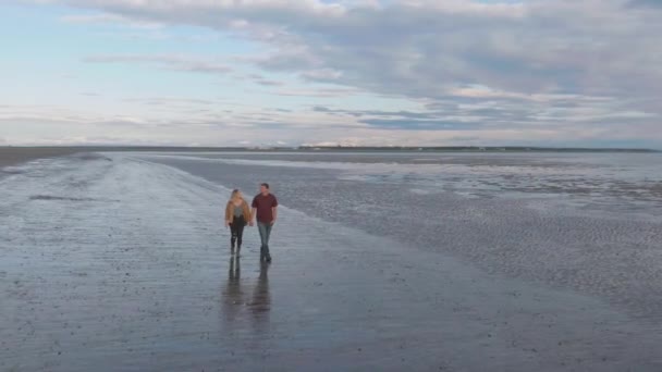 Pareja Caminando Playa Kenai Alaska — Vídeos de Stock