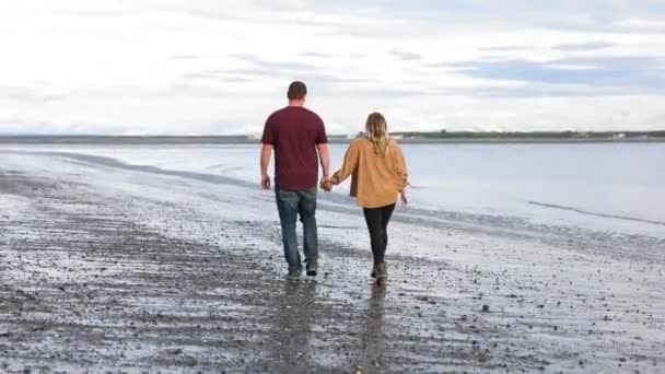 Couple Walking Beach Kenai Alaska — Video Stock