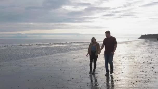 Pareja Caminando Playa Kenai Alaska — Vídeos de Stock