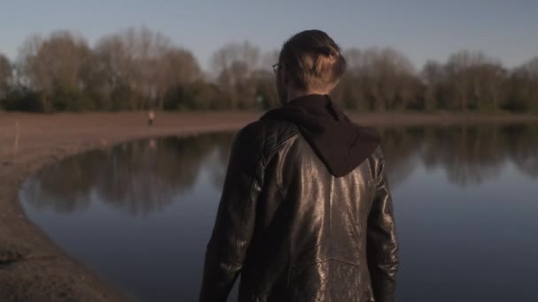 Молодой Европейский Человек Кожаной Куртке Прогуливается Пляжу Золотой Час — стоковое видео