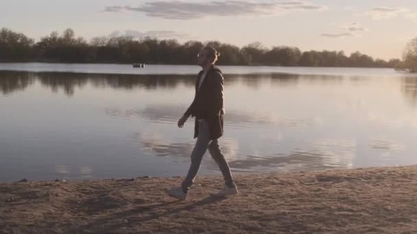 European Man Walking Lake Beach Golden Hour — ストック動画