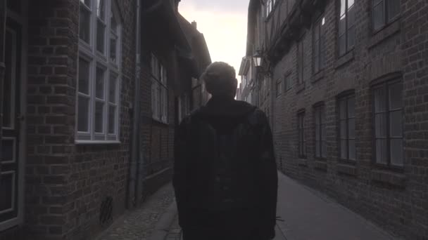 Man Leather Jacket Walking Dark Alley Lneburg Oldtown — Stockvideo