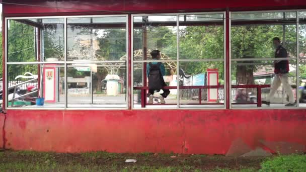Студенти Сидять Довгих Стільцях Автобусній Зупинці Червня 2022 Року Проходять — стокове відео