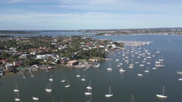 San Souci的Kogarah湾的Marina的空中景观 上升的无人驾驶飞机拍摄揭示了库克船长桥和悉尼郊区的海滨住宅 美丽的风景 — 图库视频影像