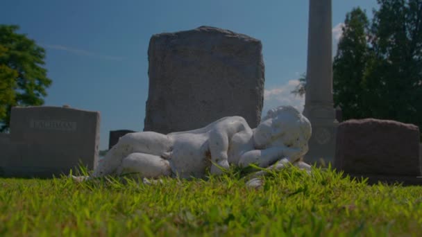 Headstones Pelham Cemetery Bronx New York Cherub Headstone Sunny Day — Stock Video