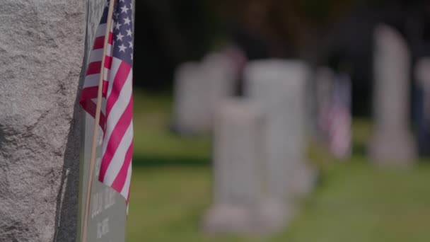 Headstones Pelham Cemetery Bronx New York Flag Headstone Sunny Day — Vídeo de Stock