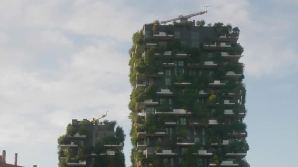 Bosco Verticale Yeşil Milan Kulesi Balkonunda Busches Ile Yaz Manzaralı — Stok video