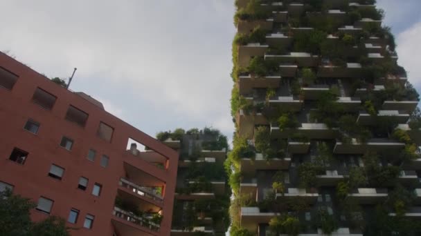 Bosco Verticale_Green他の建物とバルコニーの夏のボトムビューでブッシュ付きミラノタワー — ストック動画