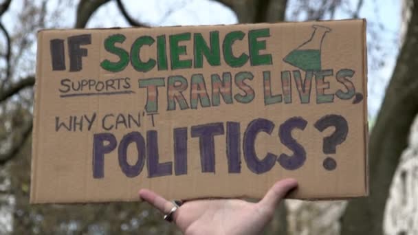 Рука Держит Картонный Плакат Надписью Наука Поддерживает Транссексуалов Почему Политика — стоковое видео