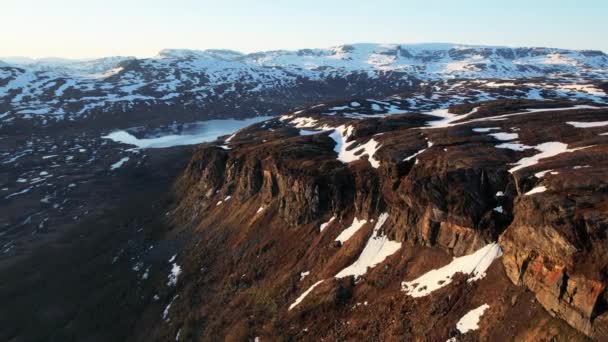Воздушный Полет Над Покрытым Снегом Горным Утёсом Ландшафтом Норвегии Долли — стоковое видео