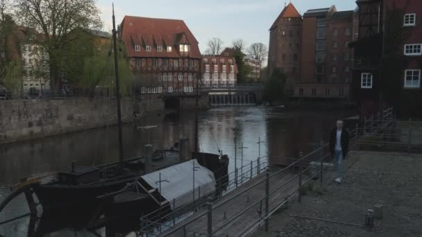 Historischer Stintmarkt Lüneburg Mit Jungen Mann Auf Entdeckungsreise — Stockvideo