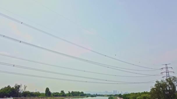 Динамичный Задний Воздушный Снимок Высоковольтных Кабелей Электрической Башни Подающей Энергию — стоковое видео