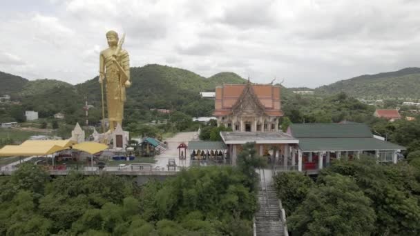 Pullback Wat Khao Noi Hua Hin Temple Majestic Golden Statue — Stockvideo