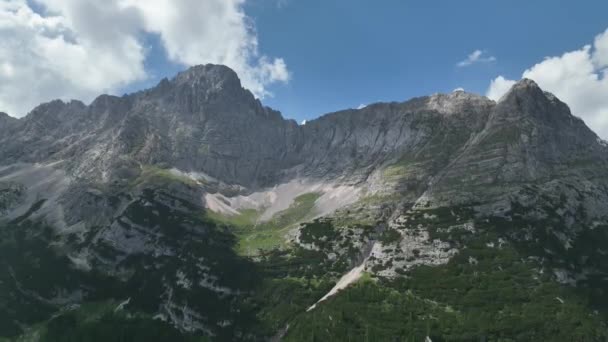 Caminhantes Viajantes Desfrutando Das Belas Vistas Montanha Como Eles Têm — Vídeo de Stock